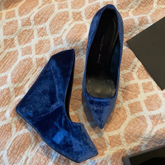 Theysken’s Theory Velvet Wedges - Picture 3 of 5